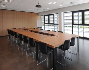 vergaderruimte vergaderruimteopmaat vergadertafel vergadertafelopmaat maatwerktafel meetingtable tafel